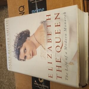 Elizabeth the queen  the life of a modern monarch hard back book